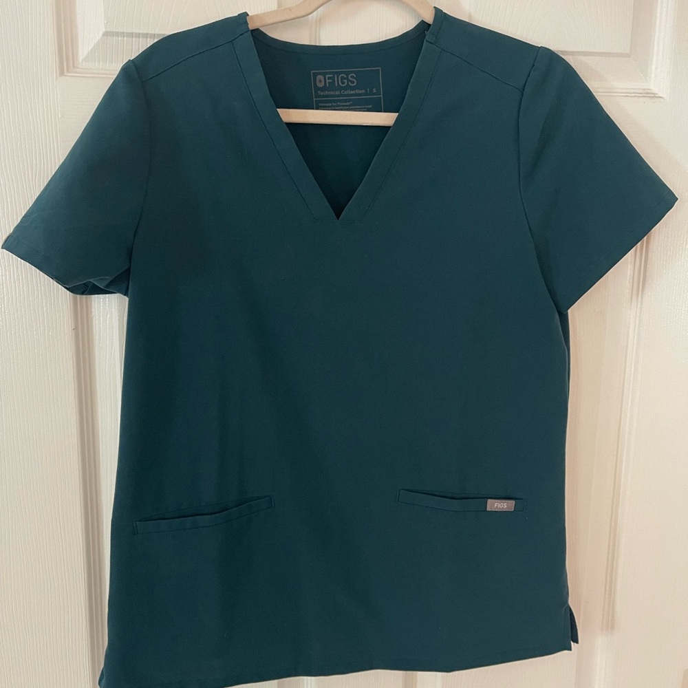 FIGS Women's carribbean blue top